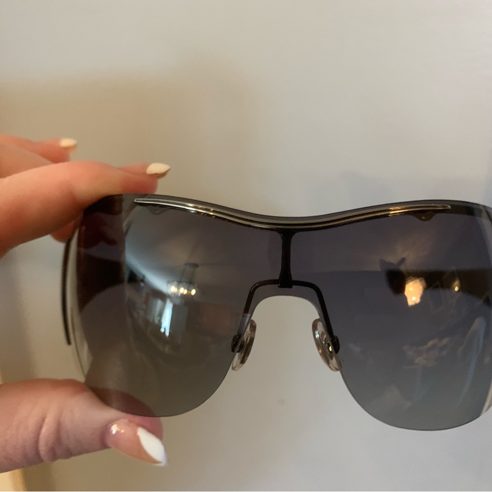 Gucci Black Shield Sunglasses with Dark Smoke Lenses - Picture 3 of 8
